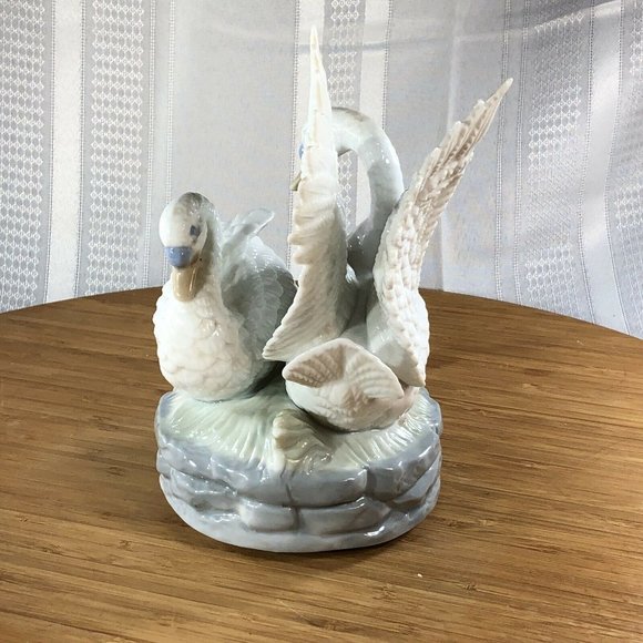VINTAGE 1970’s SWAN LAKE Musical Rotating Porcelain FIGURINE Japan GLOBAL ART - Picture 6 of 11